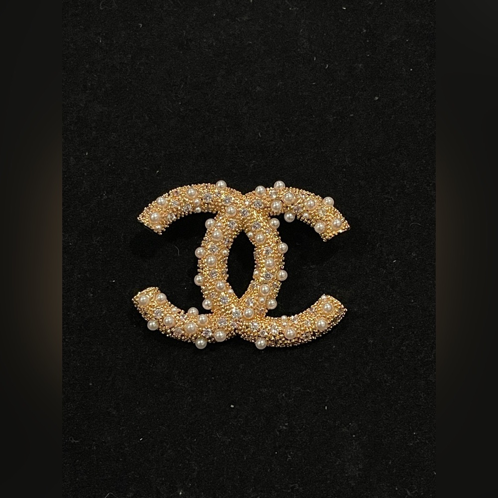 Fashion Jewelry Stamped Gold and Pearl Embellished Brooch